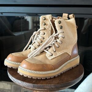 Universal thread lace up fleece boot. Hardly worn. Great condition!